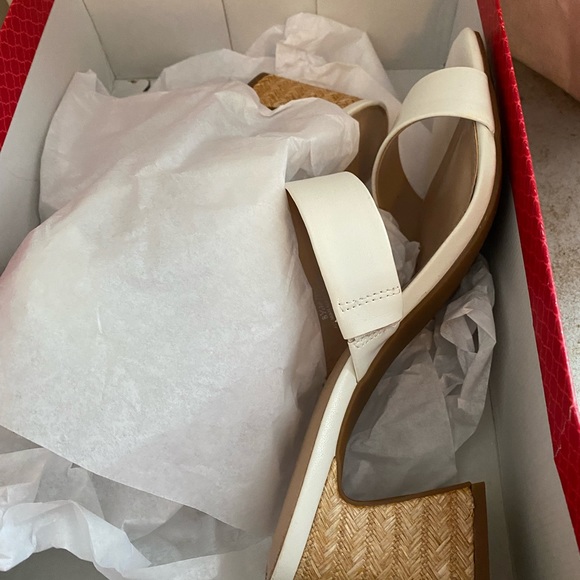 Kelly and katie slip on heels - Picture 7 of 7